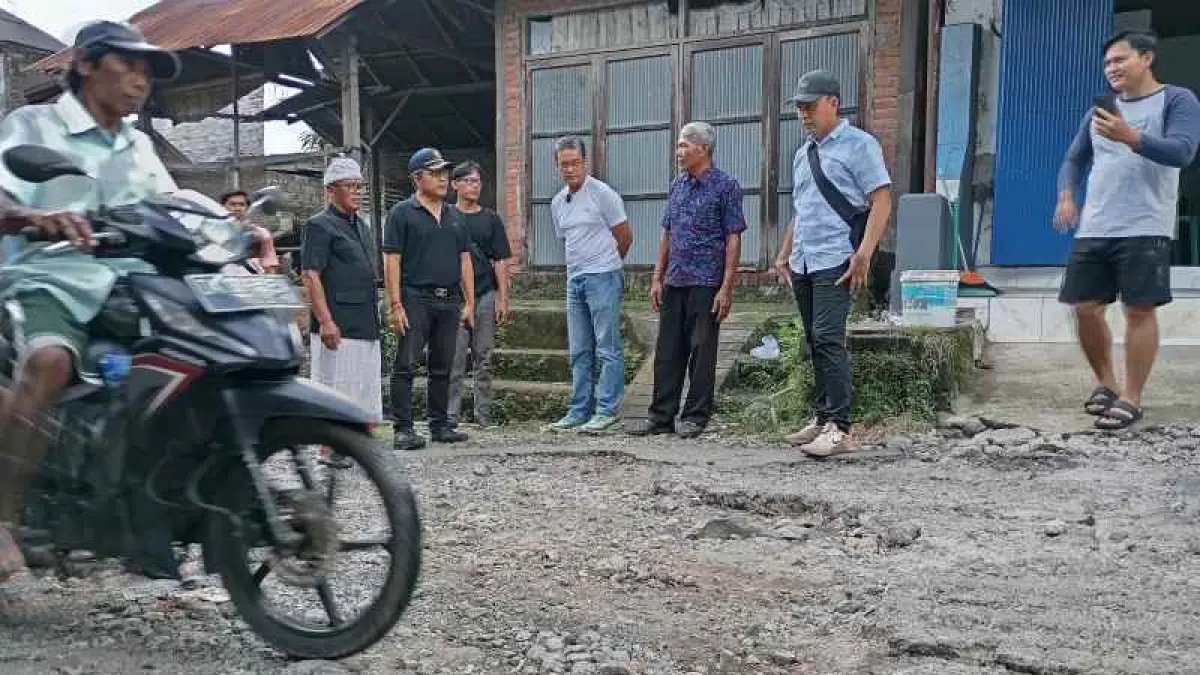 PERLU ANGGARAN BESAR : Jalan rusak di Buleleng perlu perbaikan tapi anggaran minim. (foto: francelino junior)