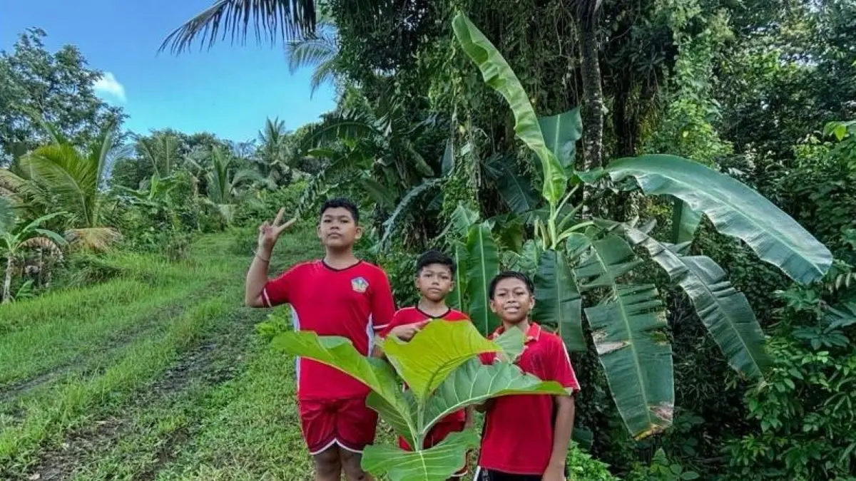 UNTUK MASA DEPAN: Siswa menanam pohon jati emas di kawasan Puncak Sari, Pura Puseh, Desa Adat Besan, Klungkung Bali. (Ni Kadek Novi Febriani/radarbali.id)