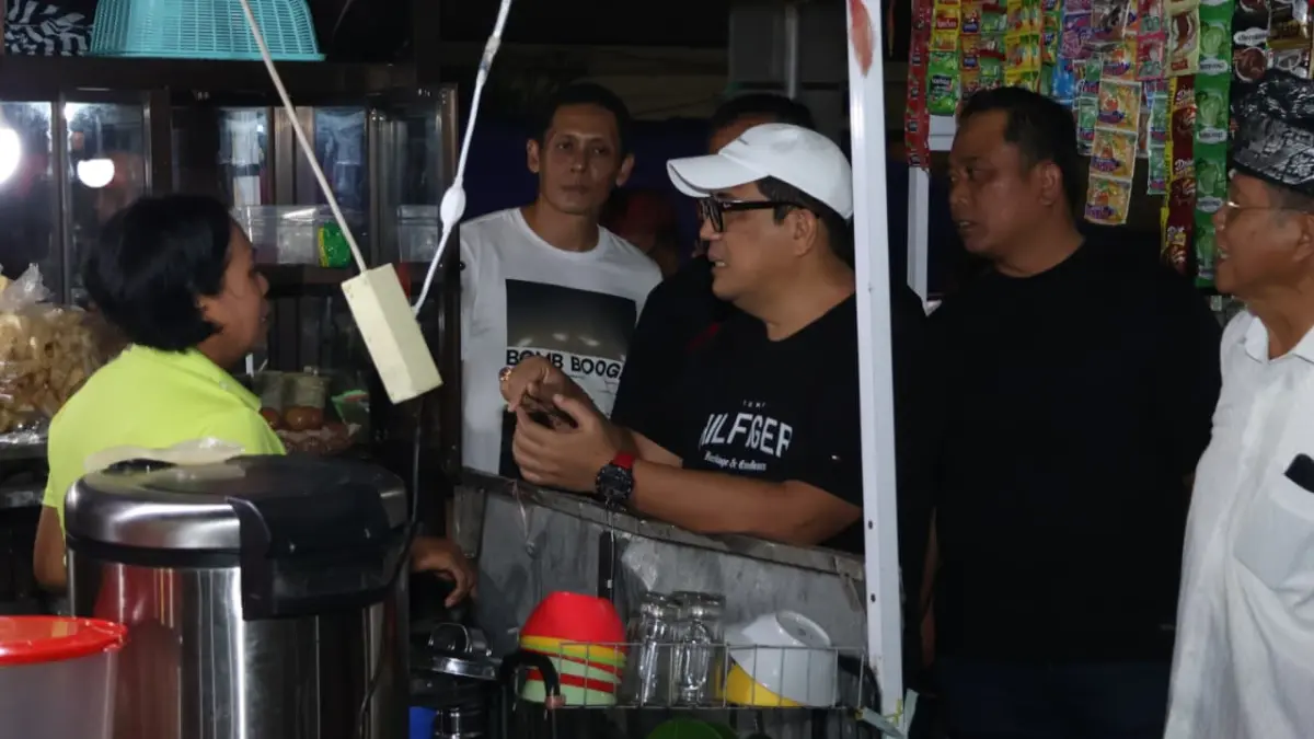 Bupati Tabanan I Komang Gede Sanjaya, saat meninjau langsung relokasi sementara Pasar Senggol Tabanan dari kawasan Jalan Gajah Mada menuju areal sekitar Gedung Kesenian I Ketut Marya Tabanan, Kamis malam, (21/5).