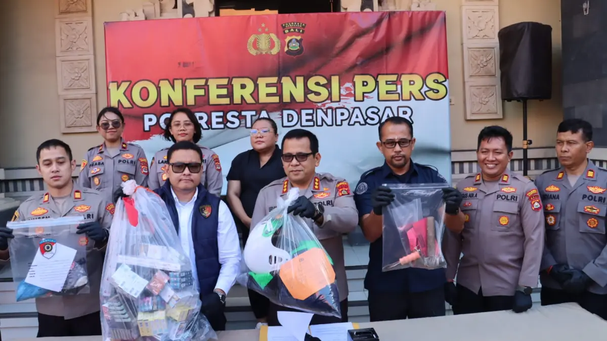 CURANMOR: Kapolresta Denpasar Kombes Pol Leonardo D. Simatupang (tengah) menunjukkan barang bukti helm dan alat lain yang dipakai maling saat mencuri. (ADRIAN SUWANTO/radarbali.id)