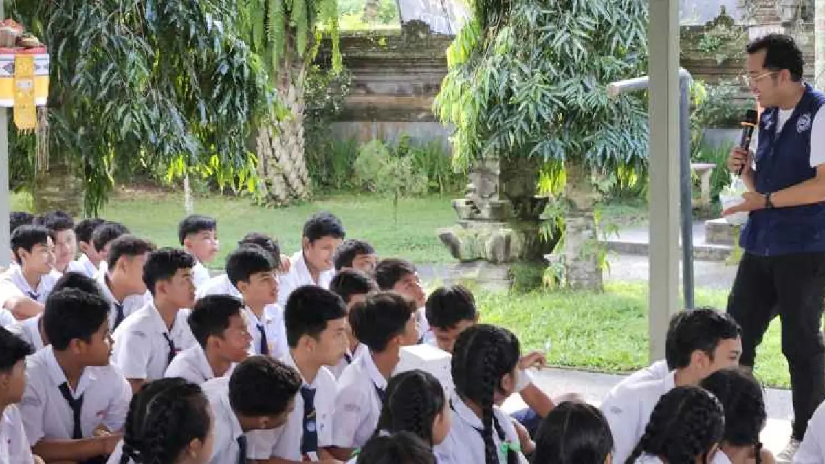 JELASKAN DAMPAK MEDSOS : Diskominfo Gianyar bersama Disdik Gianyar memberikan materi sekolah aman digital di SMPN 3 Tampaksiring. (Foto:Diskominfo Gianyar)