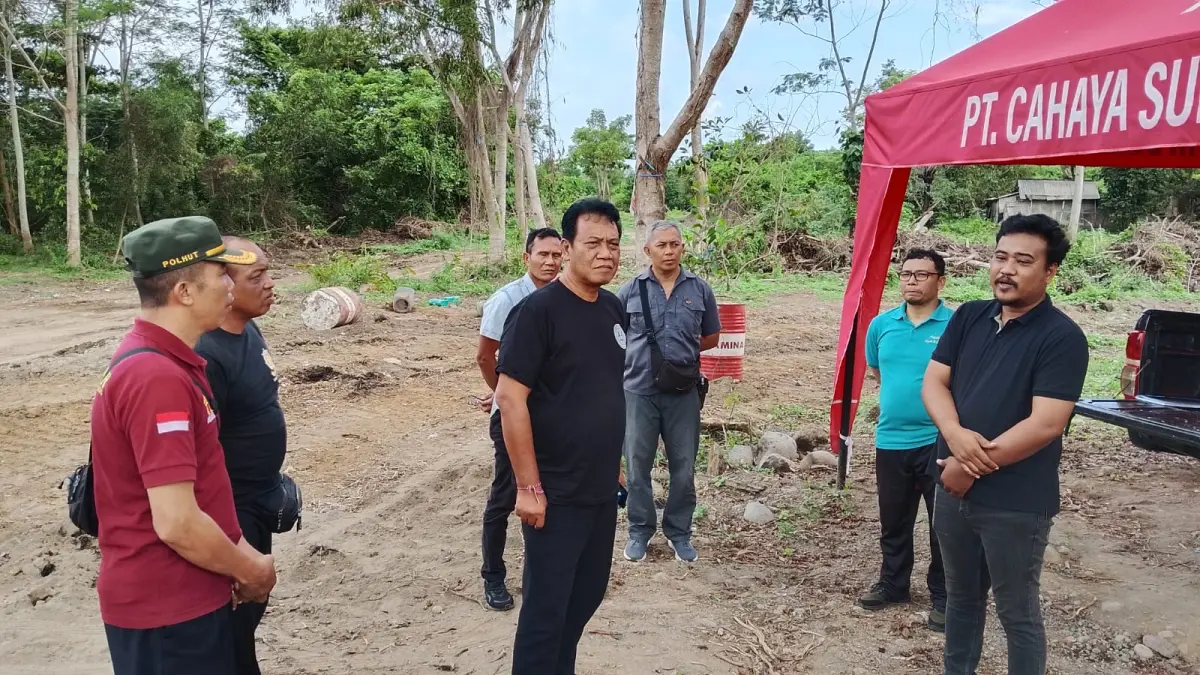 Ketua DPRD Kabupaten Klungkung, Anak Agung Gde Anom, saat sidak di area pengolahan kompos di seputaran embung PKB, Desa Gunaksa, Klungkung, Jumat (22/5).&nbsp;