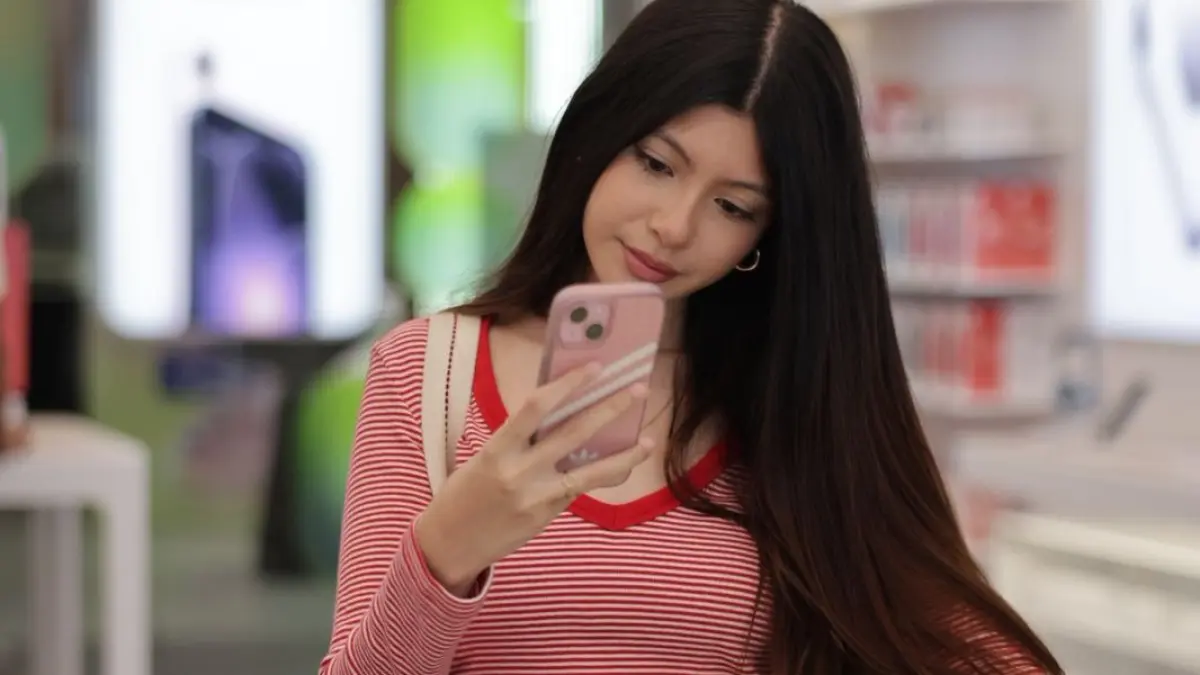 Model sedang peragakan penampakan MacBook dengan warna yang variasi