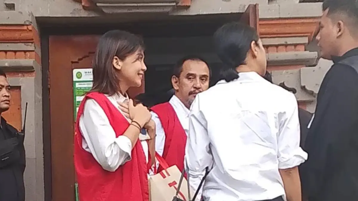 PASRAH: Donna Fabiola (kiri) dan suami usai menjalani sidang di PN Denpasar, Selasa (26/5/2026).