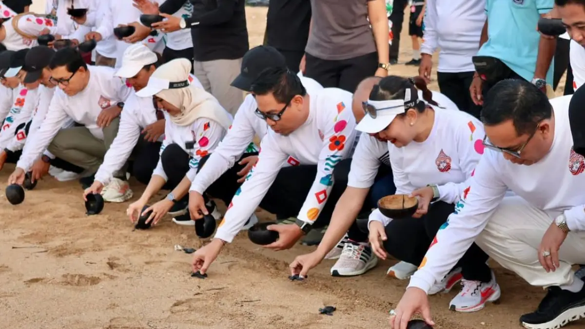 PELEPASAN TUKIK: Penutupan Rangkaian kegiatan Rakerkomwil IV ke-21 Asosiasi APEKSI di Kota Denpasar di kawasan Pantai Sanur, Sabtu (23/5).