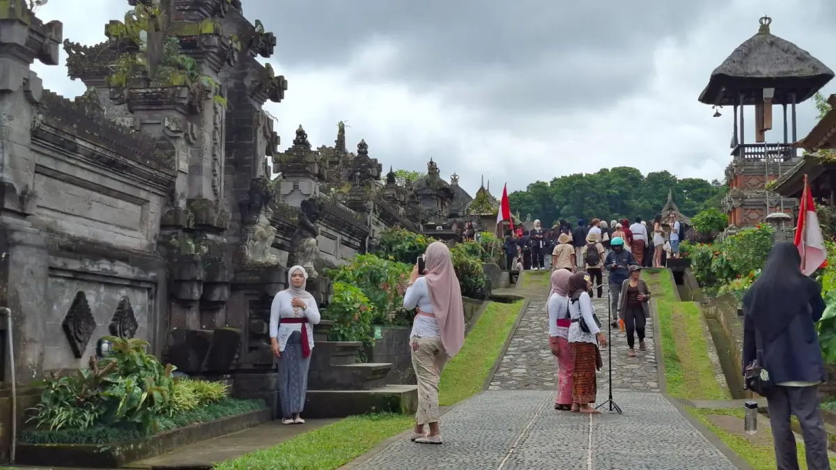 RAMAI: Wisatawan lokal saat mengunjungi Desa Wisata Penglipuran, Bangli, belum lama ini. (Dewa Ayu Pitri Arisanti/Radar Bali)