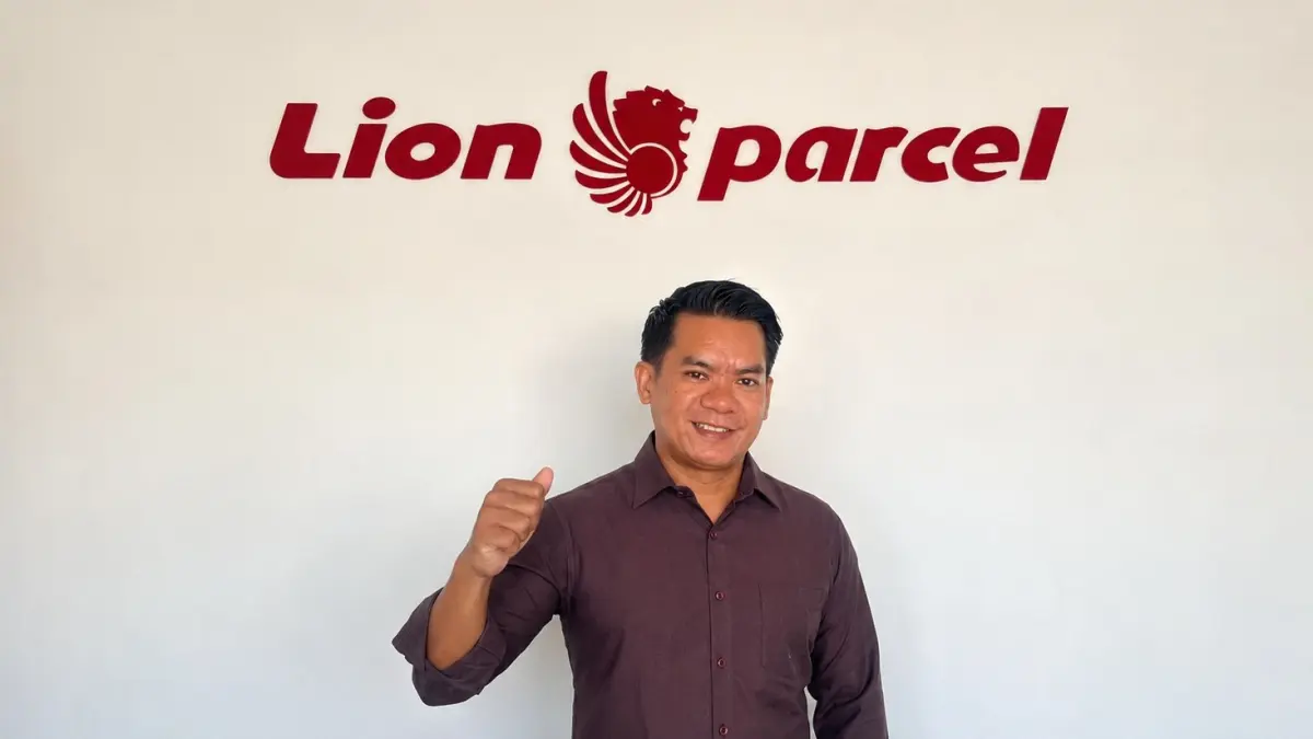 TEKUNI PELUANG: Muhammad Ekhsan, salah satu agen Lion Parcel di Bali. (IST/radarbali.id)