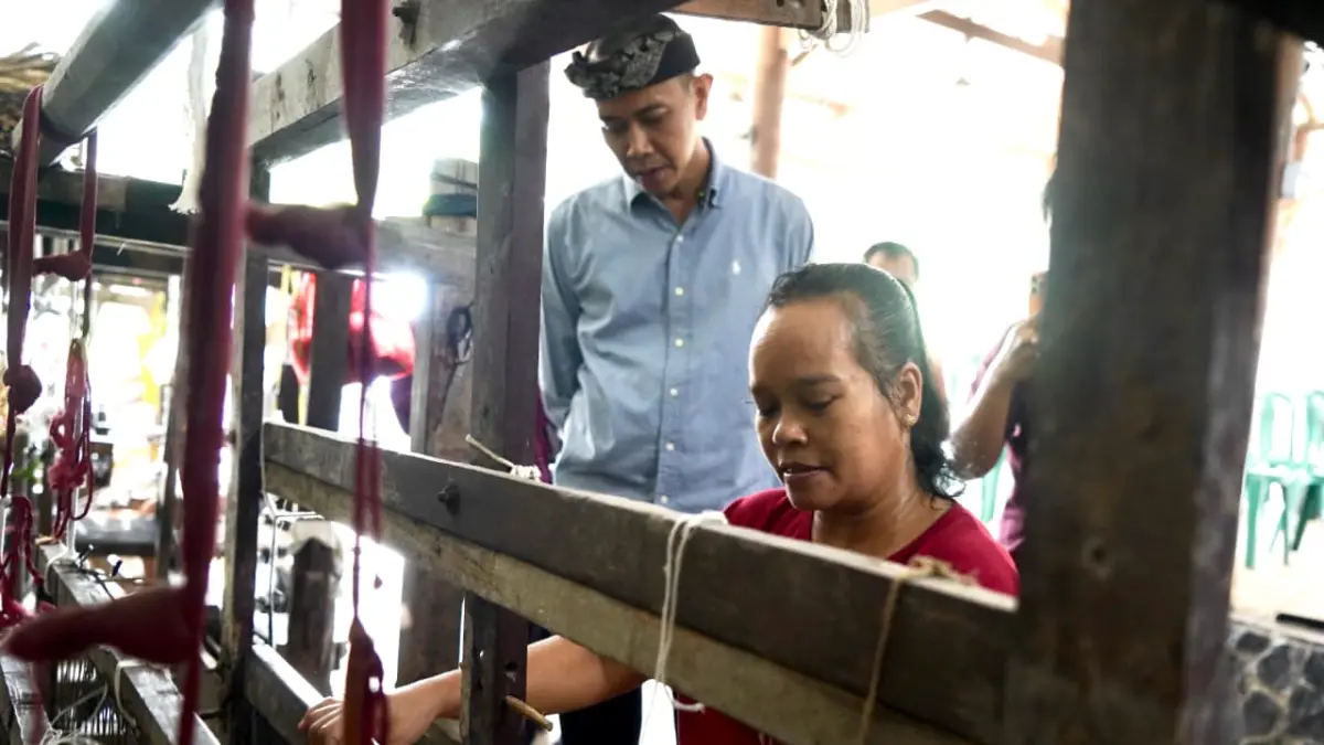 Wakil Bupati Klungkung, Tjokorda Gde Surya Putra saat mengunjungi Sentra Kerajinan Tenun di Desa Wisata Kerajinan Tenun Gamplong, Kabupaten Sleman, DIY, Jumat (22/5).&nbsp;