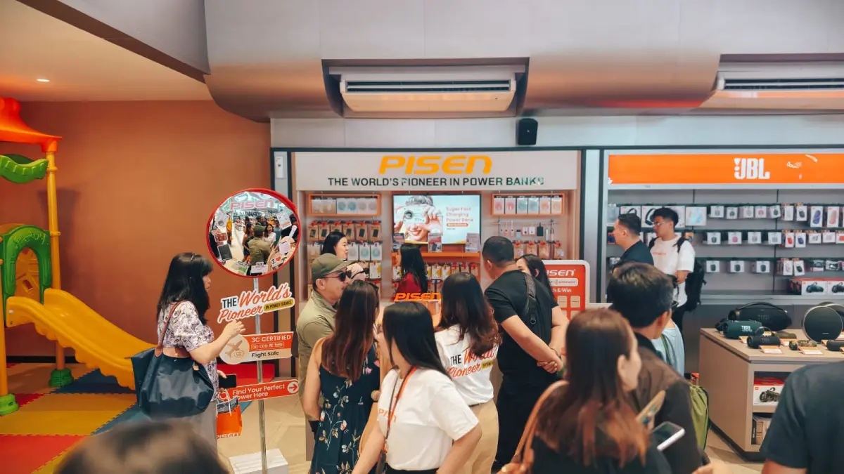 HARGA TERJANGKAU: Pengunjung ramaikan launching PISEN di Cellular World.