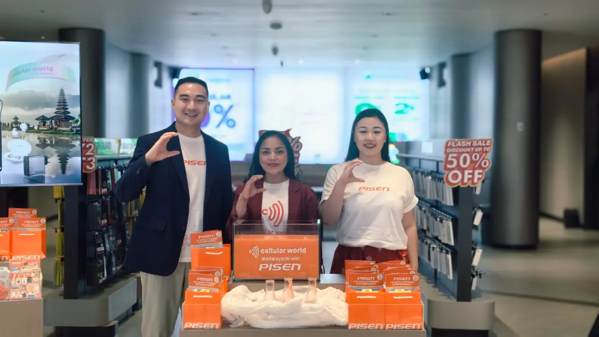 KOLABORASI: Selain Handphone, Pengunjung Cellular World dapat membeli aneka macam power bank PISEN.