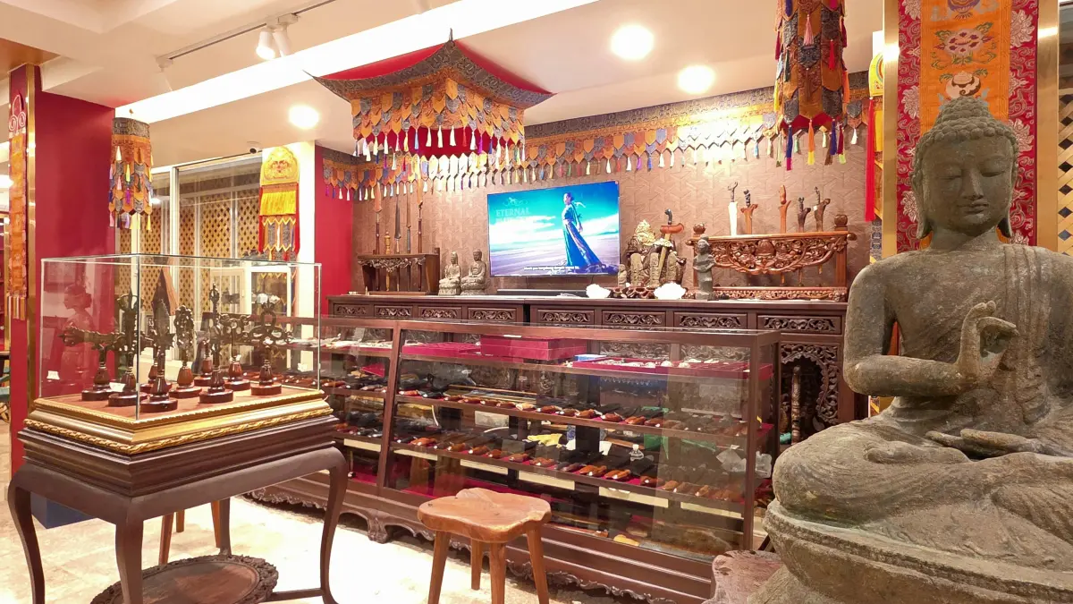 Melalui konsep yang memadukan toko antik, kafe, dan ruang edukasi, Arka Amerta Antique Shop & Coffee menyediakan lingkungan yang kondusif bagi pelajar, akademisi, keluarga, dan masyarakat umum.