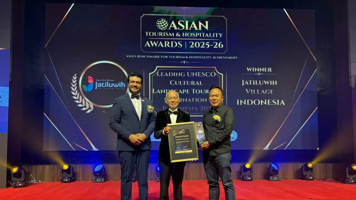 TERBAIK: Manager Operasional DTW Jatiluwih, John Ketut Purna (paling kanan) saat menerima penghargaan Asian Tourism & Hospitality Awards 2025–2026 yang digelar di Kuala Lumpur, Malaysia, Kamis (14/5/2026). (ist/radarbali.id)