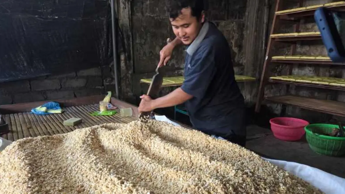 WASWAS DOLAR TERUS NAIK : Pelaku usaha pengrajin tempe Mohammad Abdulah di Pasar Kodok, Desa Dauh Peken, Tabanan yang ingka memproduksi tempe.(juliadi/radar bali)