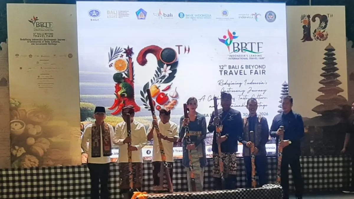 PARIWISATA BERKUALITAS: Menteri Pariwisata Widyanti Putri Wardhana (tengah) dan Gubernur Bali Wayan Koster serta pejabat teras lainnya saat membunyikan alu sebagai pertanda dibukanya perhelatan internasional BBTF ke-12 di BICC Nusa Dua, 28-30 Mei 2026.. (M. RIDWAN/radarbali.id)