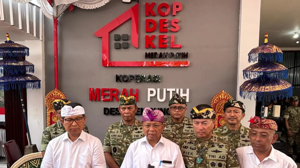 BERAT DI LAHAN: Gubernur Bali Wayan Koster dan Bupati Badung saat peresmian Koperasi Merah Putih di Kabupaten Badung. (ist/radarbali.id)