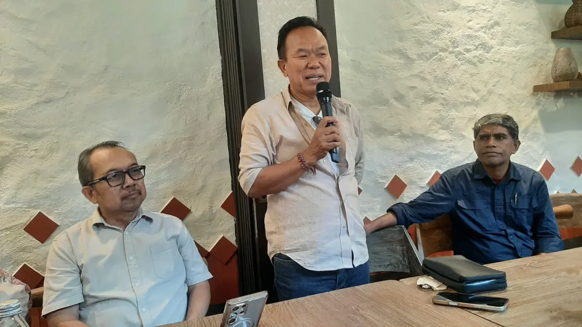 FUN RUN DAN FESTIVAL: Pengelola Daerah Tujuan Wisata (DTW) Jatiluwih sekaligus Wakil Ketua Panitia Pelaksana Fun Run 2026, John K. Purna bersama Trisno Nugroho (kiri) dan Umar Ibnu Alkhatab (kanan) saat Konferensi Pers di Denpasar, Rabu, 27 Mei 2026.