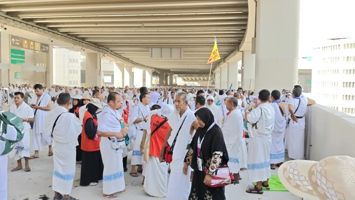 jemaah haji Indonesia berada di lantai 3 jamarat Mina sebelum melakukan prosesi lontar jumrah pada hari Idul Adha (27/5). (Foto: Kemenhaj)
