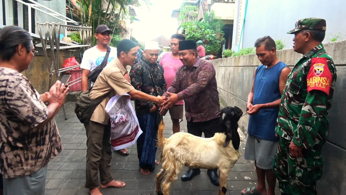 Kader DPC Partai Gerindra Denpasar Ngurah Aryawan, menyalurkan bantuan hewan kurban saat Iduladha 1447 H/2026 di Denpasar, Selasa (26/5/2026).