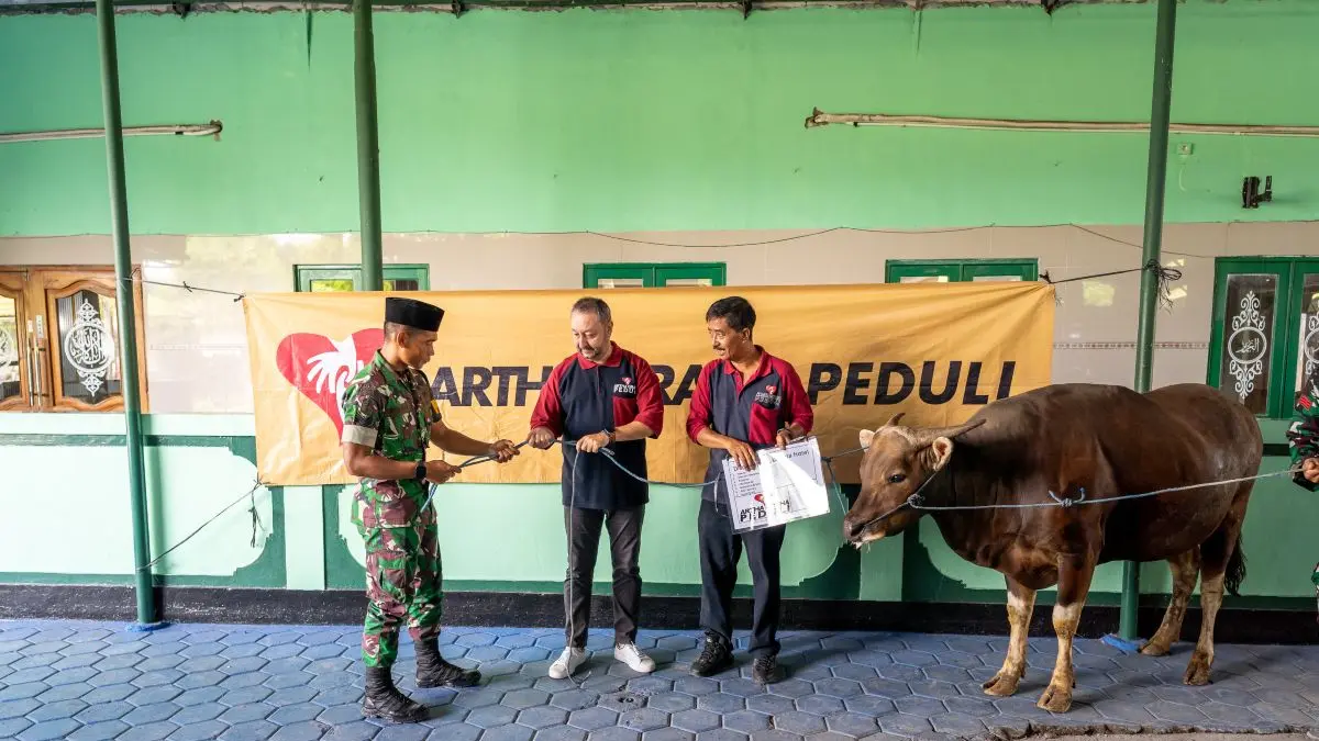 KEPEDULIAN SOSIAL: Discovery Kartika Plaza Hotel menyalurkan hewan kurban sebagai bentuk kepedulian sosial dan komitmen perusahaan terhadap masyarakat di Bali dan Lombok. (ist/radarbali.id)