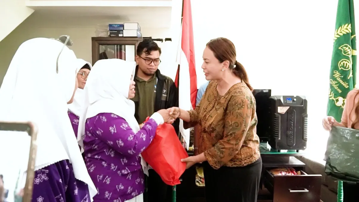 Ketua GOW Badung, Nyonya Yunita Alit Sucipta, menyerahkan bantuan 80 bag komposter dan 10 paket sembako kepada PD Wanita Islam Badung di Perumahan Srinadi Residence, Banjar Kwanji, Desa Dalung, Kuta Utara, Sabtu (24/5).