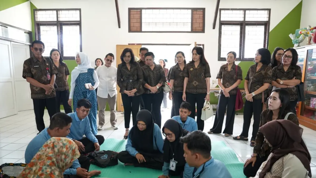 Ketua K3S Kabupaten Badung, Nyonya Rasniathi Adi Arnawa bersama rombongan melakukan study tiru ke UPTD Pelayanan Sosial Griya Bina Karya Dinsos, Provinsi Jawa Barat, Jumat (22/5/).