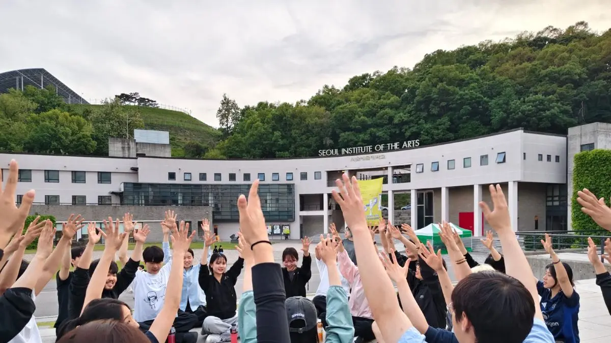 LATIHAN: Sebanyak 40 mahasiswa Korea Selatan saat latihan tari Kecak di halaman kampus Seoul Institute of the Arts. (Sumber untuk radarbali.id)