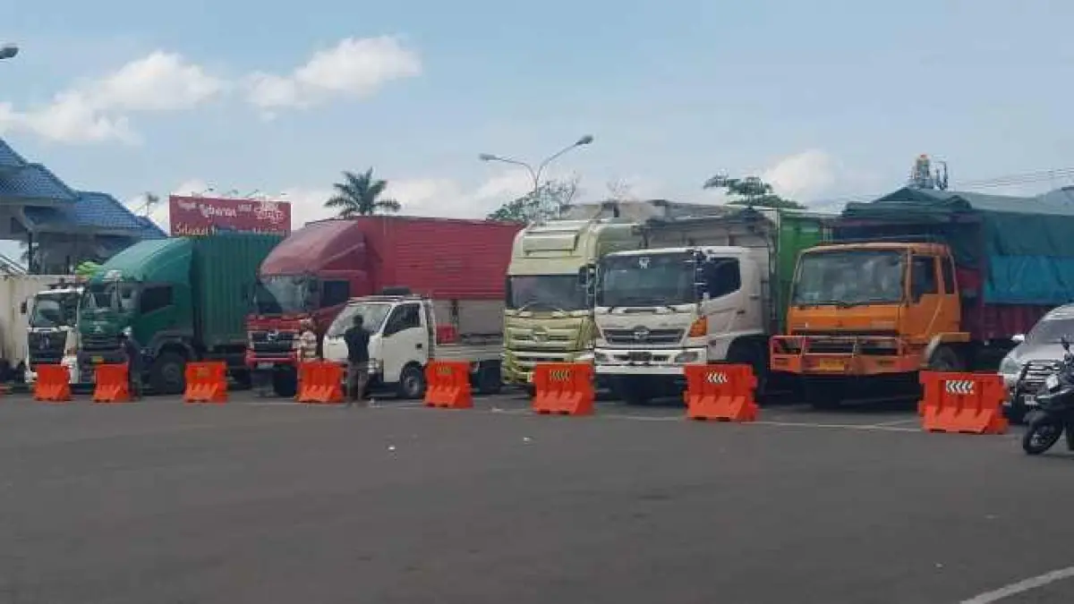 MENGANTRE : Kawasan pintu keluar di Pelabuhan Gilimanuk Rabu (27/5/2026) terpantau padat merayap. (M.Basir/Radar Bali)
