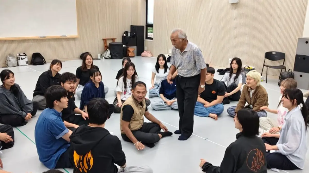 Prof. Dibia saat mengajarkan langsung teknis gerak dan vokal tari Kecak di kampus Seoul Institute of the Arts. (Sumber untuk radarbali.id)