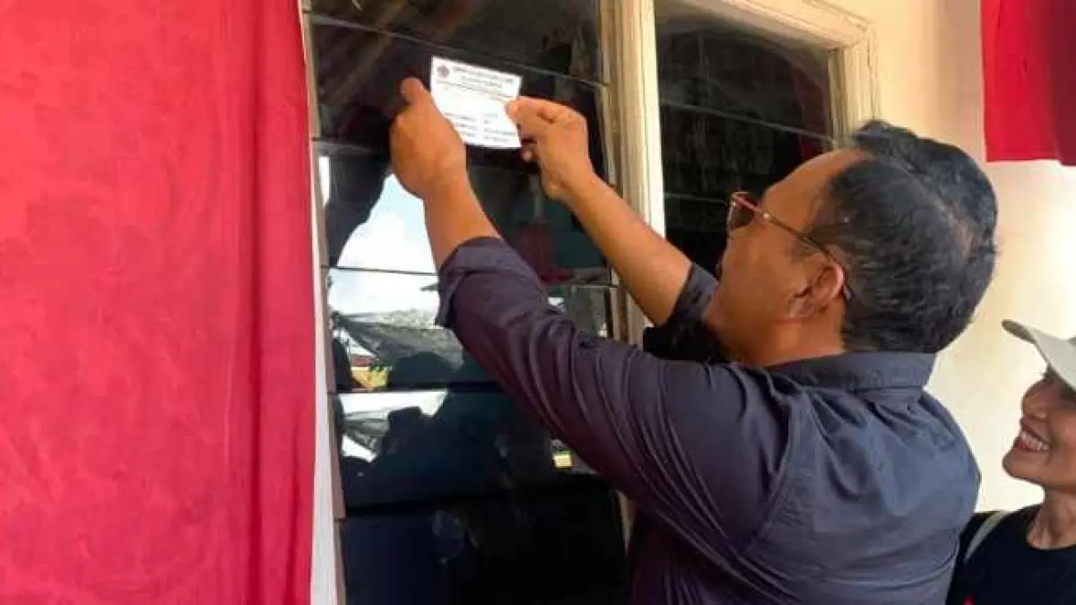 STIKER PENANDA : Penempelan stiker di rumah penerima bansos. Lurah dan perbekel diminta memverifikasi dengan benar.. (Francelino Junior)