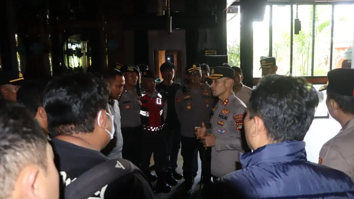 TEGANG: Polisi dan beberapa pihak saat meredam kericuhan yang berujung bentrok fisik antar pengunjung Klub malam Jade by Todd English. (IST/radarbali.id)