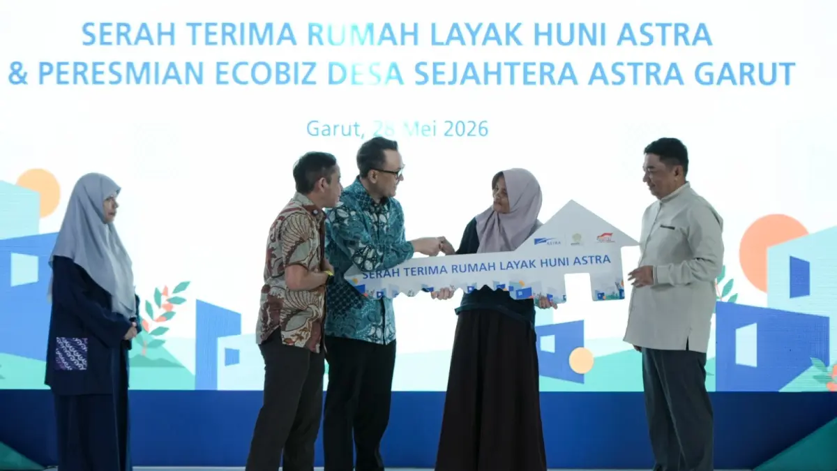 Direktur Penyusunan Sistem Pembiayaan Perumahan dan Kawasan Permukiman Kementerian PKP RI R. Haryo Bekti Martoyoedo (kedua kiri), Bupati Garut Abdusy Syakur Amin (kanan), Sekretaris Dinas Perumahan dan Permukiman Provinsi Jawa Barat Isma Andini Prihati (kiri), serta Chief of Corporate Affairs Astra Boy Kelana Soebroto (tengah) di Kecamatan Pakenjeng, Kabupaten Garut, Jawa Barat, pada Kamis (28/5/2026).
