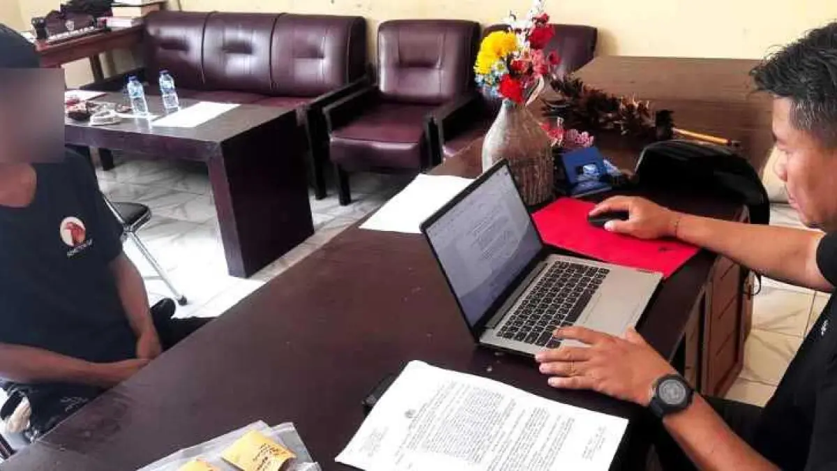 EMOSI JIWA TAK TERKONTROL : &nbsp;NA diperiksa polisi usai membakar mobil dan kandang sapi, akibat cinta tak direstui.( Foto: Polres Buleleng untuk Radar Bali&nbsp;