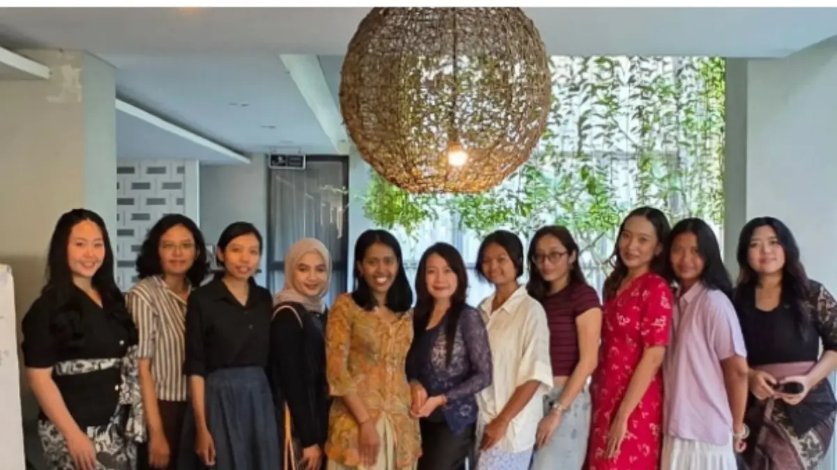 Komunitas Wanita belajar menulis Aksara Bali.