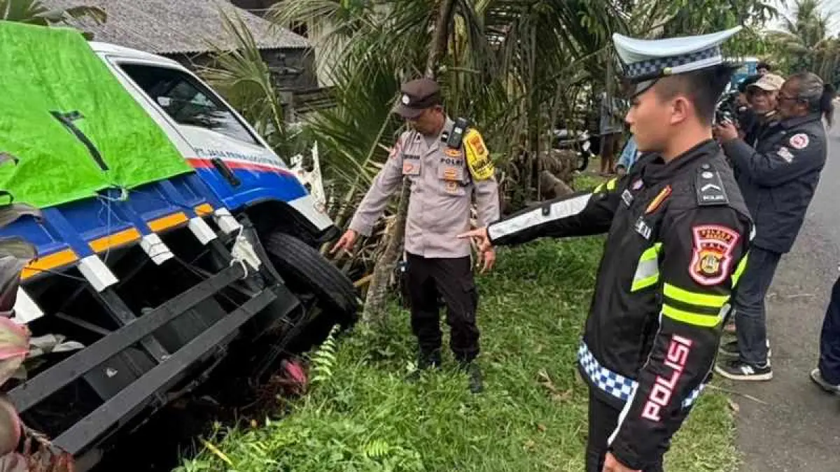NAHAS DI JALAN RAYA : Nahas Purwanto , sopir truk di bahu Jalan Nusantara, Lingkungan Kayubihi, Kelurahan Kayubihi, Kecamatan Bangli. (foto:Polres Bangli)