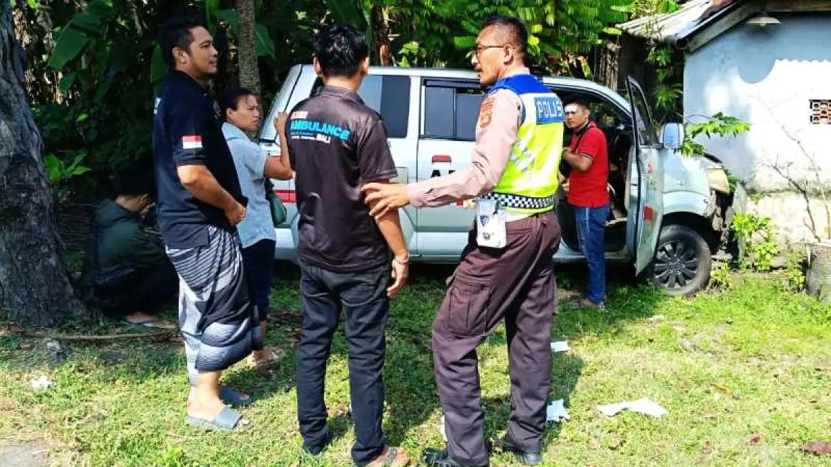 NAHAS DI PERJALANAN : Lakalantas ambulans menabrak pagar di Banjar Sumbersari, Desa/Kecamatan Melaya, Jembrana. (foto: Polsek Melaya)