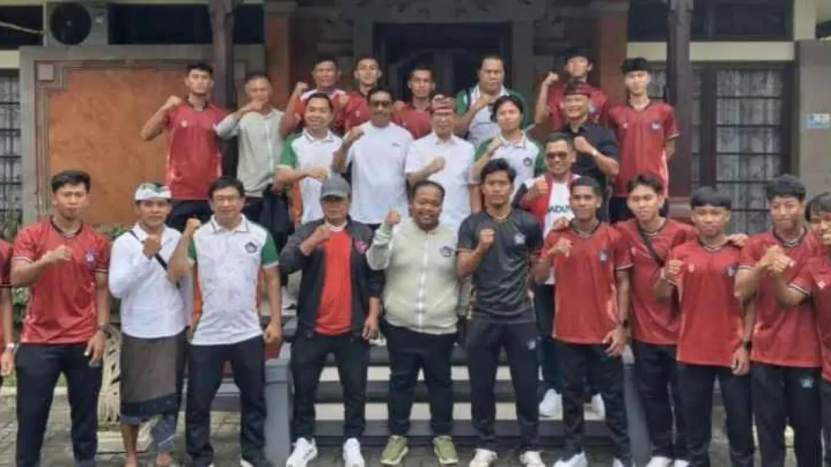 SEMANGAT MENUJU LEVEL LEBIH TINGGI : Bupati Badung I Wayan Adi Arnawa bersama Ketua KONI Badung I Made Sutama melepas keberangkatan skuad PS Badung menuju putaran nasional Liga 4 di Rumah Jabatan Bupati Badung. (Foto KONI Badung untuk  Radar Bali)