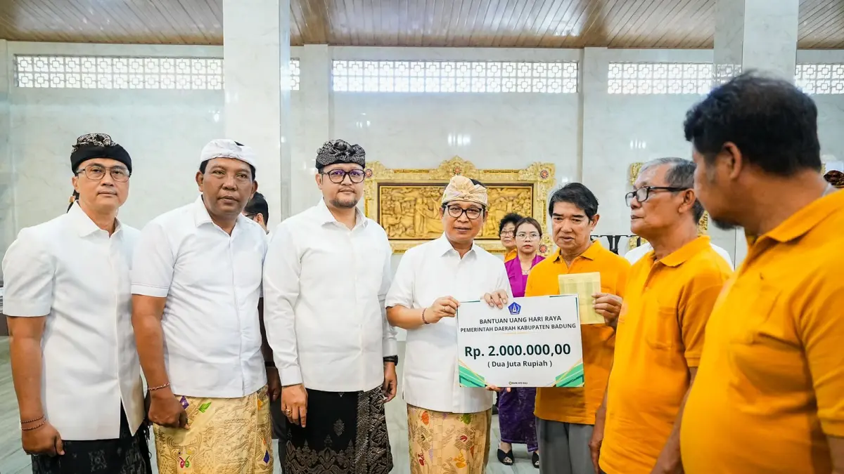 Bupati Wayan Adi Arnawa bersama Wabup Bagus Alit Sucipta menyerahkan Bantuan Sosial menjelang Hari Waisak sebesar Rp 2 juta per KK kepada umat Buddha ber-KTP Badung di Balai Serba Guna Dharma Semadhi, Vihara Dharmayana, Kelurahan Kuta, Kamis (28/5).