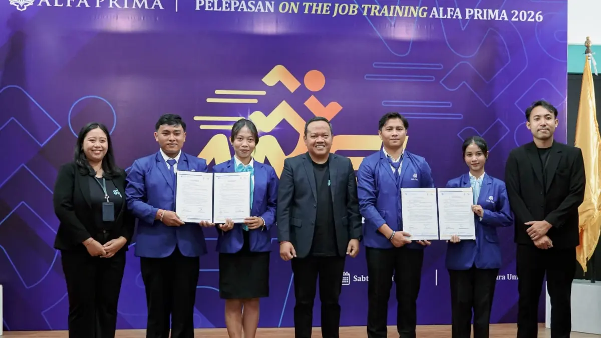 Direktur Utama Alfa Prima I Made Artana, S.Kom., M.M. (tengah) saat pelepasan mahasiswa program On the Job Training (OJT) Tahun 2026 secara hybrid, pada Jumat, 29 Mei 2026.