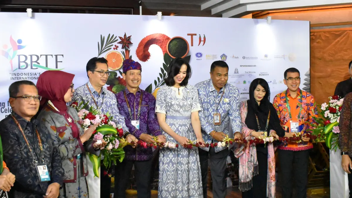 Menteri Pariwisata RI Widiyanti Putri Wardhana (tengah), Ketua Panitia BBTF 2026 I Putu Winastra dan semua perwakilan 12 Provinsi di Indonesia sepakat menjadikan wisata kuliner sebagai andalan meraih pasar global. (BBTF 2026 for radarbali.id)
