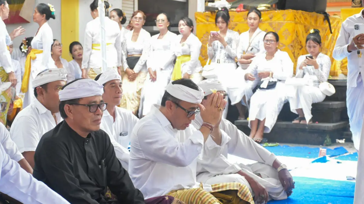 Wali Kota Denpasar, I Gusti Ngurah Jaya Negara menghadiri Upacara Ngeratep dan Pasupati Pelawatan Ratu Ayu di Pura Dalem Ulun Suan, Desa Pemecutan Kelod bertepatan dengan Rahina Wraspati Kliwon Wuku Waregadean, Kamis (28/5).