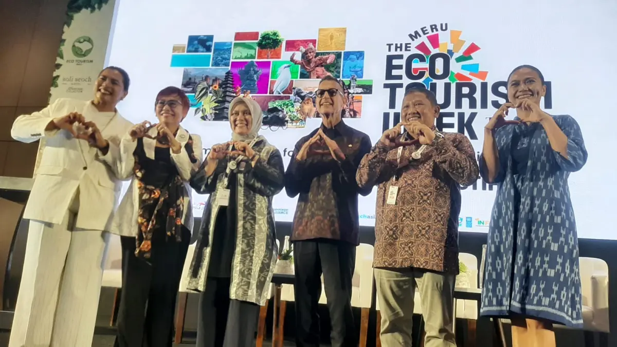 KOMITMEN KEBERLANJUTAN: Plt Deputi Bidang Industri dan Investasi Kementerian Pariwisata, Rizki Handayani (tiga dari kiri) dan para panelis serta moderator foto bersama usai sesi Konferensi Pers di The Meru Eco Tourism Week 4th Edition yang berlangsung di Bali Beach Convention Center, Sanur, Sabtu 30 Mei 2026. (M.RIDWAN/radarbali.id)
