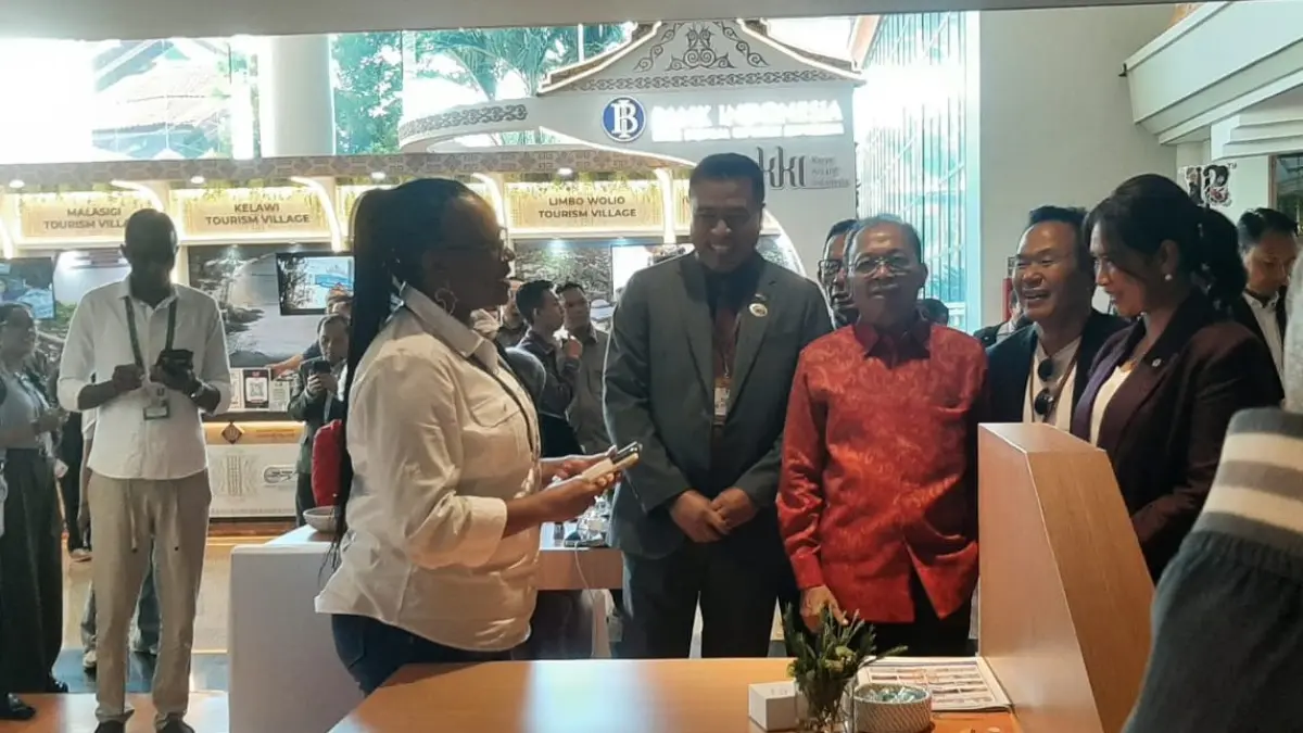 Gubernur Bali Wayan Koster saat mengunjungi stan negara Namibia di arena Bali & Beyond Travel Fair (BBTF) 2026 yang berlangsung di Bali International Convention Center (BICC) Nusa Dua, 28 - 30 Mei 2026. (M. RIDWAN/radarbali.id) 
