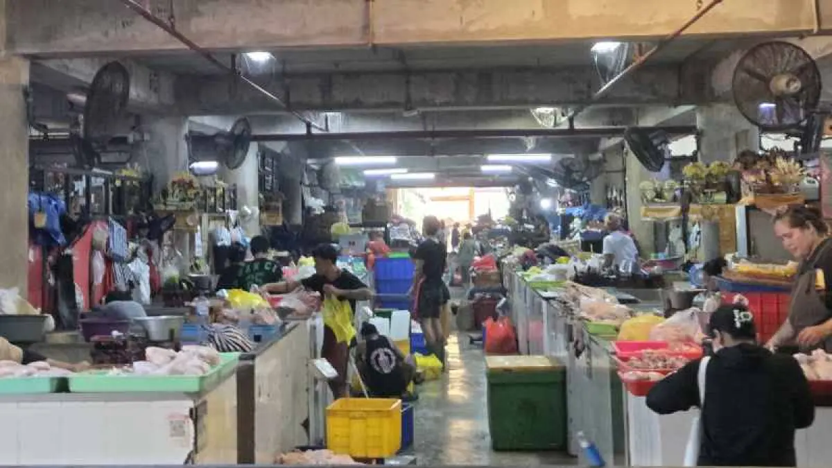 SEMAKIN WASWAS TERJEPIT DOLAR &nbsp;: Aktivitas pedagang UMKM di Pasar Badung, Denpasar. (Marsello Pampur)