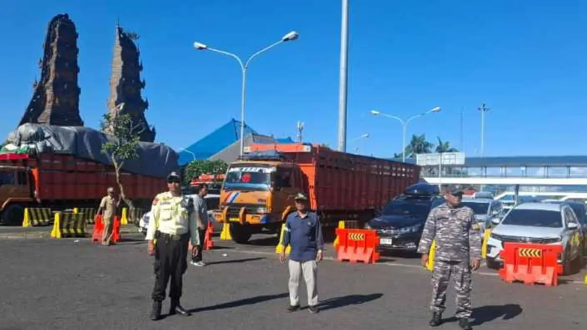 TINGGAL SEHARI : Antrean kendaraan hendak menyeberang Selat Bali, di Gilimanuk, karena besok, Senin (1/6/2026) Adalah liburan hari terakhir. (foto: Pos AL Gilimanuk)