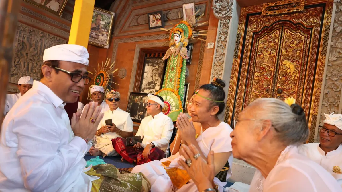 Wali Kota Denpasar, I Gusti Ngurah Jaya Negara, menghadiri sekaligus menyaksikan rangkaian prosesi Padiksan yang berlangsung di Griya Kanginan, Sanur, Denpasar, Minggu (31/5/2026).