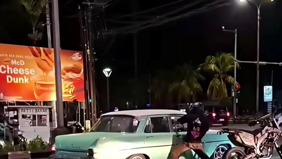 BAK FILM INDIA: Tangkapan layar video viral yang memperlihatkan pengendara motor trail terlibat keributan dengan pengemudi mobil Holden di Jalan Danau Buyan, Sanur, Denpasar Selatan, Sabtu (30/5) malam. (ist/radarbali.id)