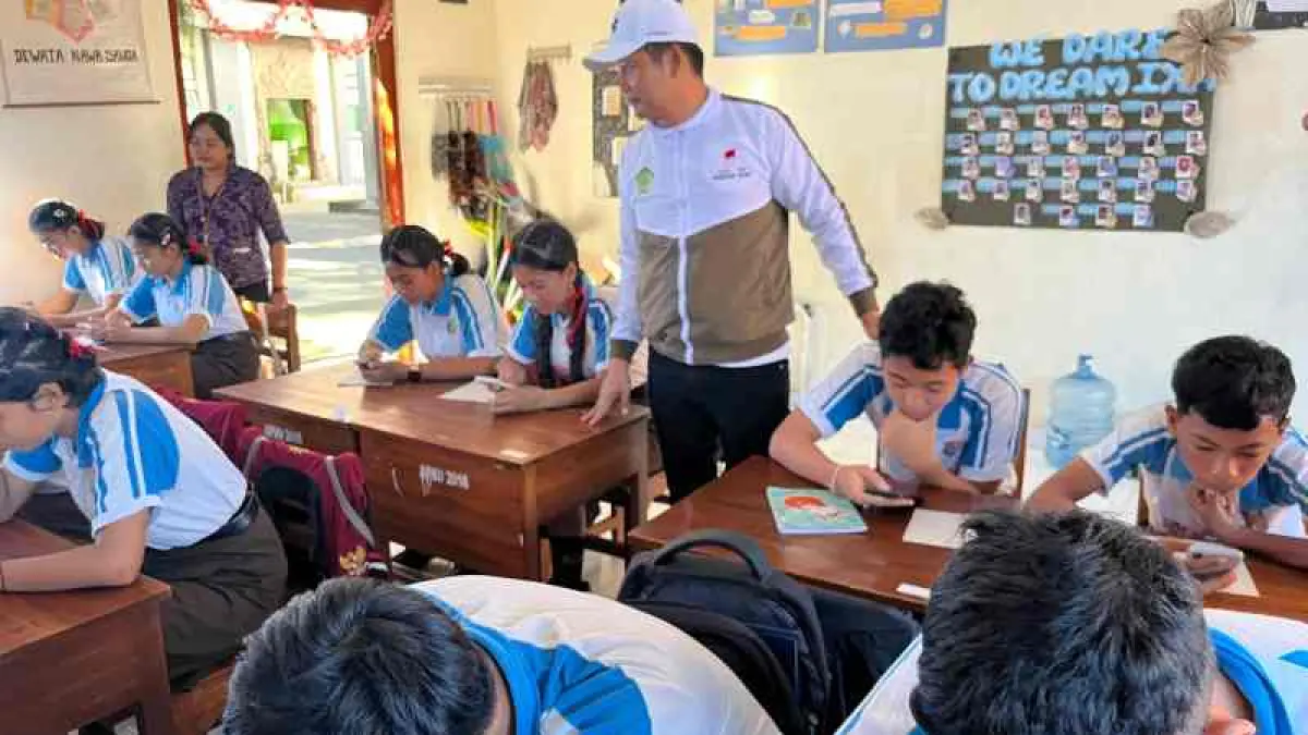 DATANGI SEKOLAH : Bupati Kembang Hartawan  meninjau langsung pelaksanaan tes psikologi di SMP Negeri 2 Negara. (foto: Pemkab Jembrana)