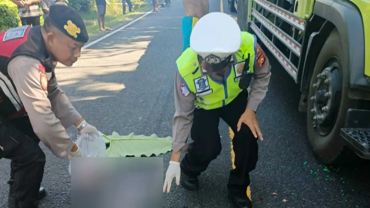 GELAR OLAH TKP : Polisi melakukan gelar olah Tempat Kejadian Perkara (TKP), di tempat kejadian kecelakaan. (foto: Polsek Melaya, Jembrana)