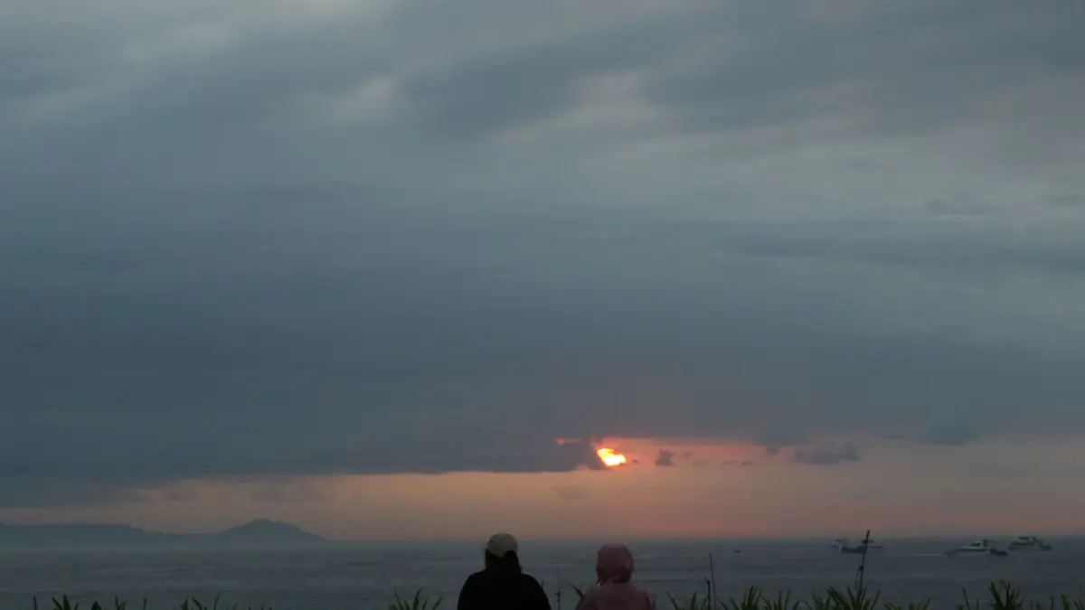 MATAHARI SEPERTI BULAN: Suasana pagi saat matahari baru terbit di pantai Sanur Kamis 28 Mei 2026 lalu. Suhu di Bali mulai terasa dingin. (MIFTAHUDDIN HALIM/radarbali.id)