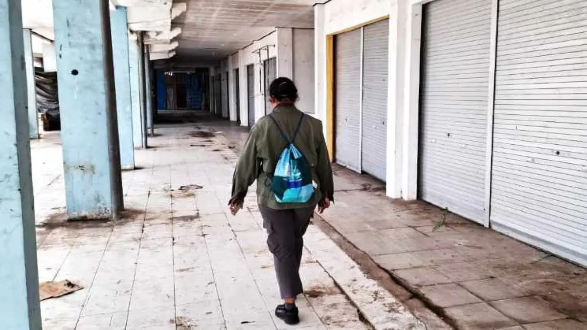SEPI : Sejumlah kios di lantai 2 Pasar Kidul yang tutup akibat sepinya pembeli. (foto: dewa ayu pitri arisanti)